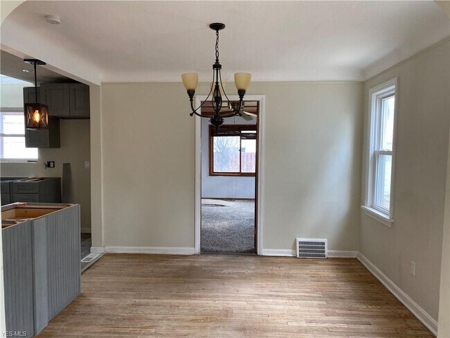 Building Photo - 305 E 195th St
