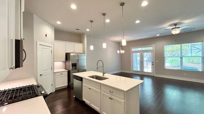 Foto del edificio - Gorgeous Sandy Springs Townhome, Hardwoods...