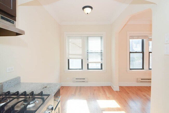 Building Photo - 4742 N Hermitage Ave