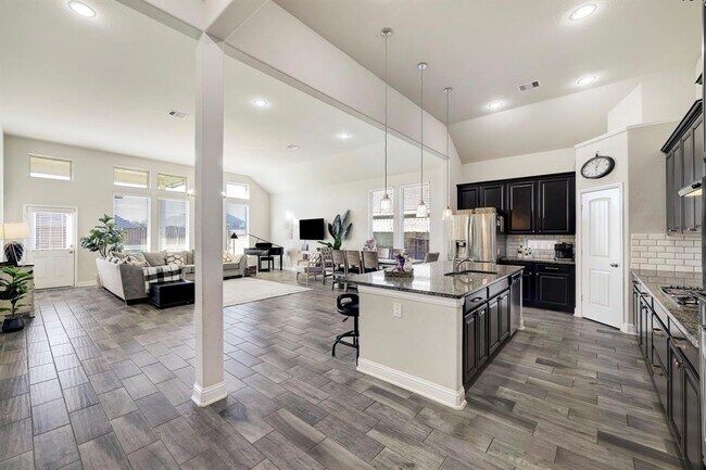 Foto del edificio - 5215 Baroness Ln