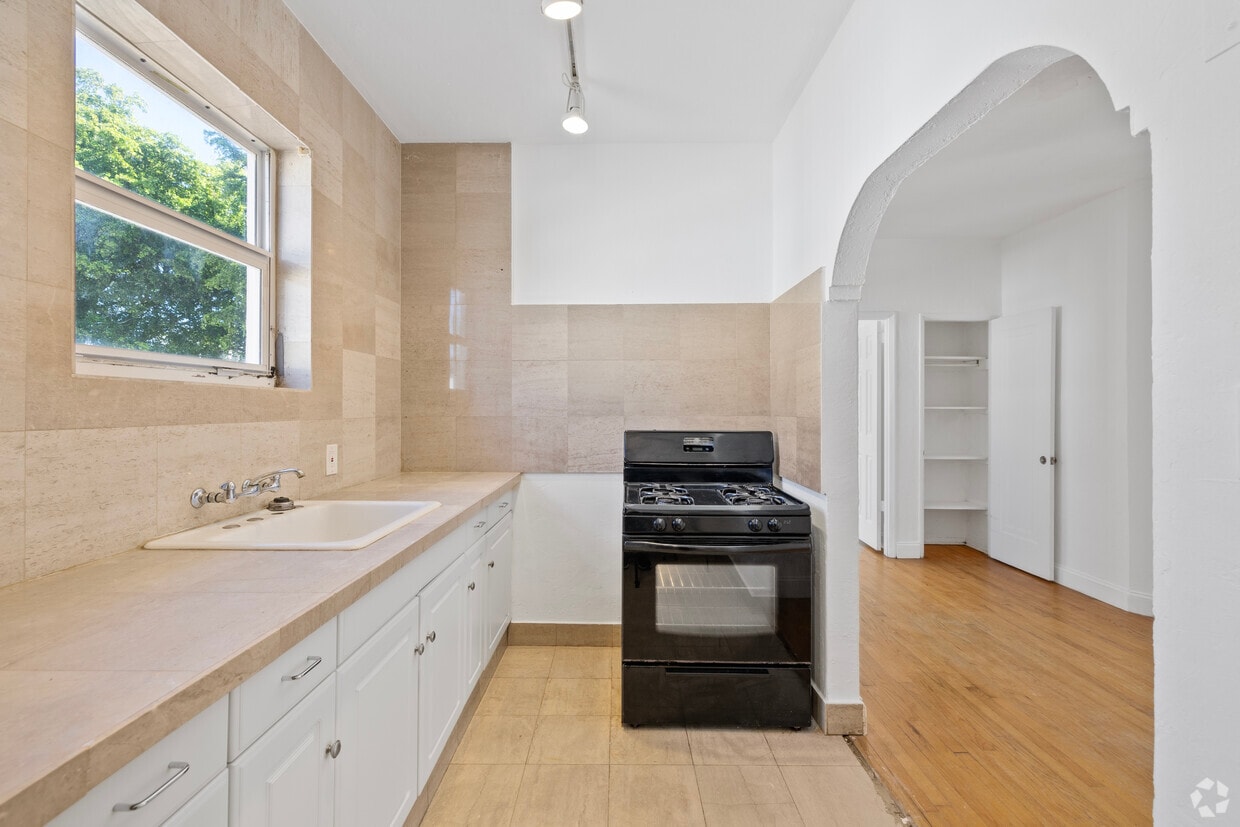 2nd floor 1BR, 1BA - 900 Pennsylvania Ave