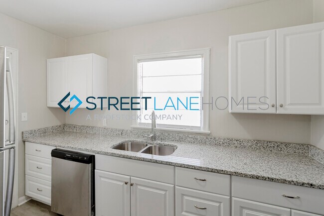 Building Photo - NOW OFFERING $250 OFF THE FIRST FULL MONTH...