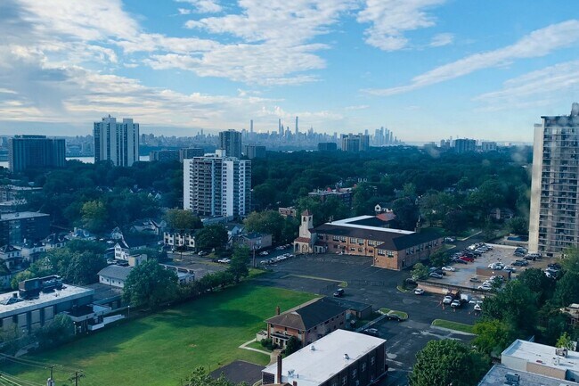 Foto del edificio - 2000 Linwood Ave