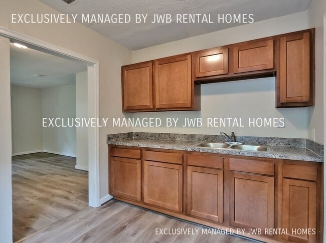 Building Photo - 2148 Allandale Cir N
