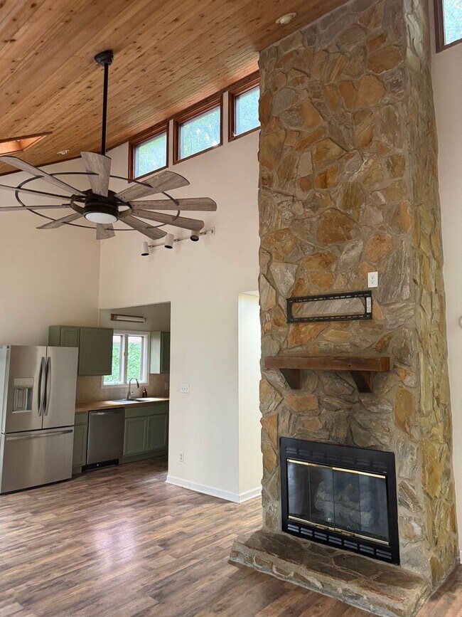 Building Photo - 3 Bedroom / 2 Bath Contemporary Home  Kingsport, TN