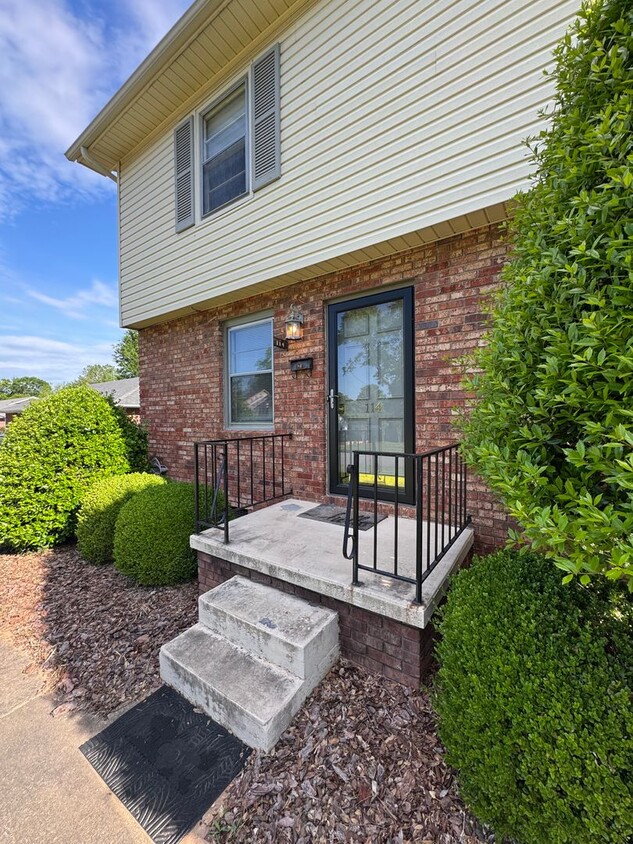 Primary Photo - Spacious 2 Bed, 1.5 Bath Apartment in Prim...
