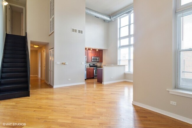Building Photo - 3611 W Montrose Ave