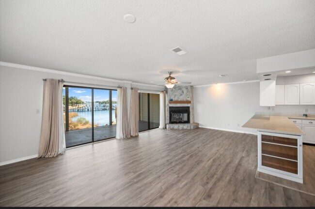 Living Rm - 612 S 1st St