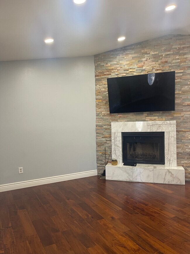 Foto del edificio - 563 Summit Hills Dr