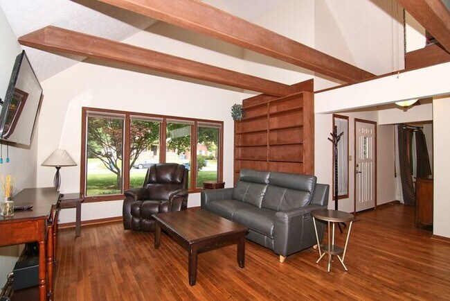 Foto del edificio - Furnished Home Blocks from Butler University!