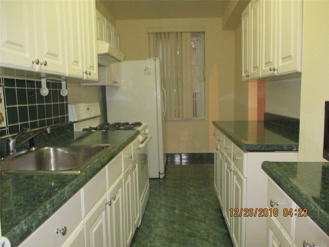 Foto del edificio - 72-34 Austin St