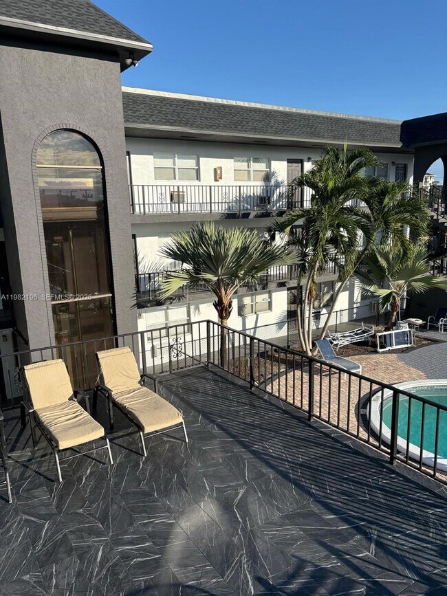 Building Photo - 1100 NE 9th Ave