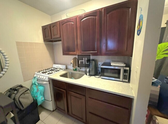 Building Photo - 47 AVENUE