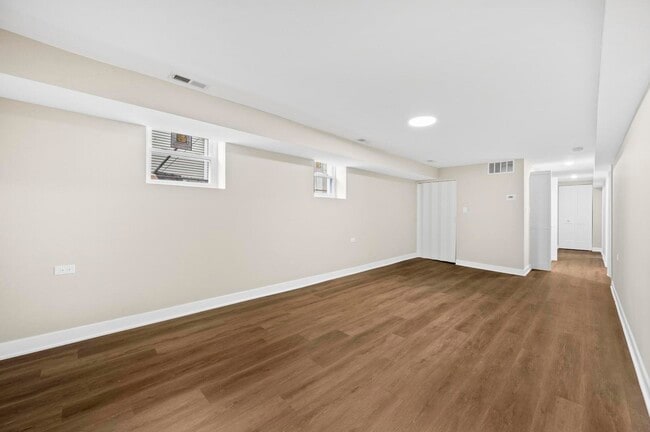 Building Photo - 3311 N Ravenswood Ave