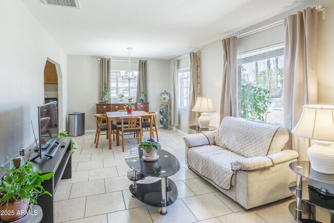 Foto del edificio - 2163 W Flower St