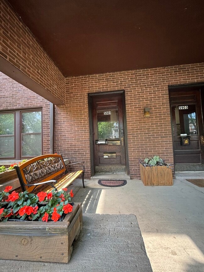 Foto del edificio - 5901 W Race Ave