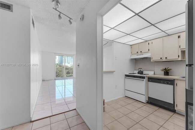 Building Photo - 16851 NE 23rd Ave