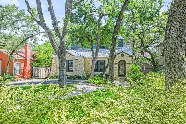 Foto del edificio - RENOVATED 5-BEDROOM HOME IN ALAMO HEIGHTS
