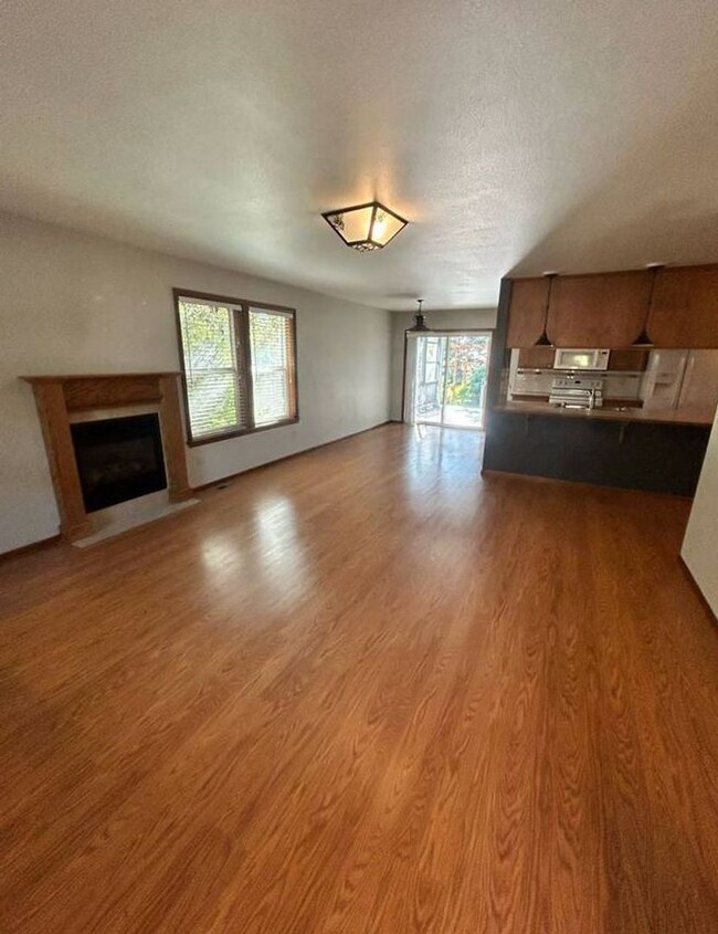 Building Photo - 3 Bedroom Home For Rent