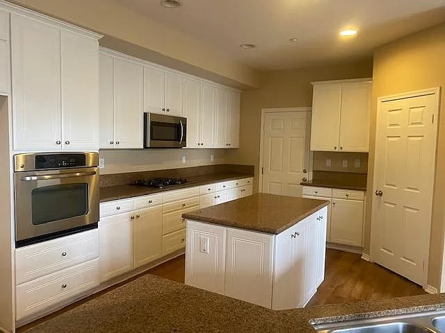 Building Photo - 375 Deodar St