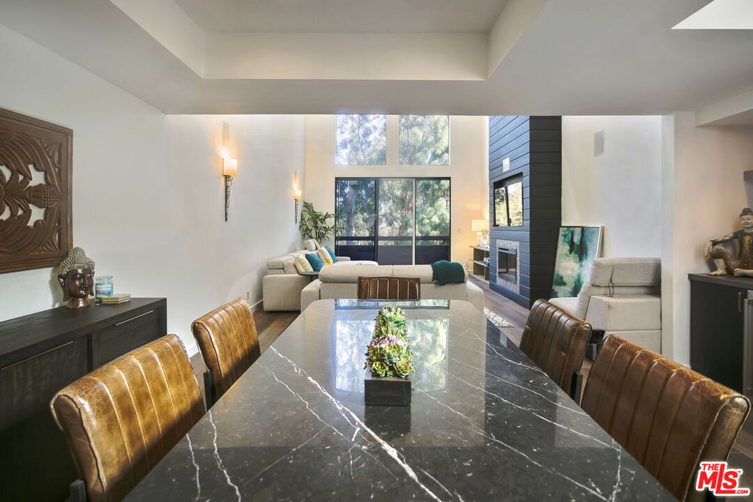 Foto principal - 410 S Barrington Ave