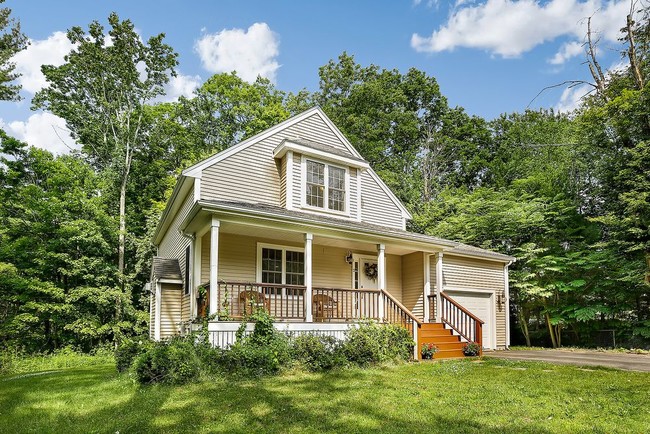 Building Photo - Lovely colonial with lavish rooms