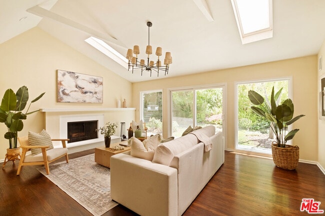 Foto del edificio - 3588 Mandeville Canyon Rd