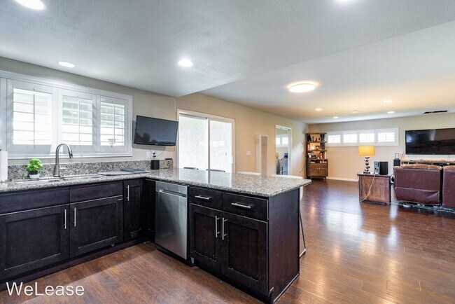 Building Photo - 4 br, 2.5 bath House - 1042 Evergreen Lane