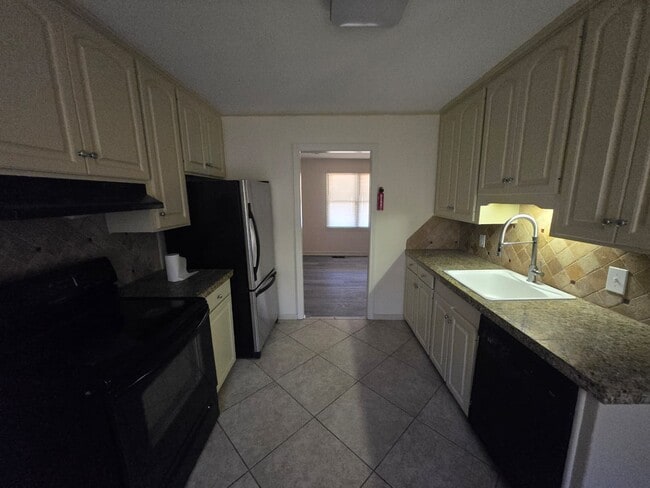 Building Photo - 3985 Roxbury Rd