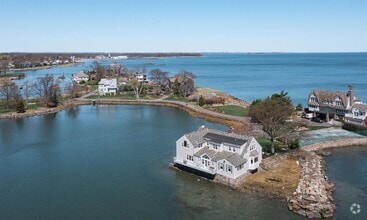 Building Photo - 6 Pine Island Rd