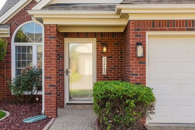 Building Photo - Move-in-ready 3 bed / 3 Full Bath In Louisville's Four Seasons — Fully Updated, No Carpet, Fiber ...