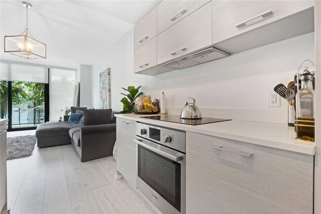 Foto del edificio - 650 NE 32nd St