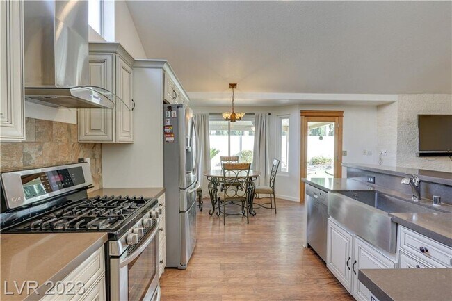 Foto del edificio - 4 BEDROOM HOME WITH PRIMARY BEDROOM DOWNST...