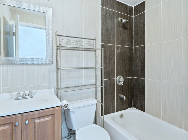 Foto del edificio - 641 E 230th St