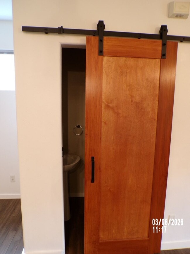 Building Photo - Newly remodeled Meadows Townhome