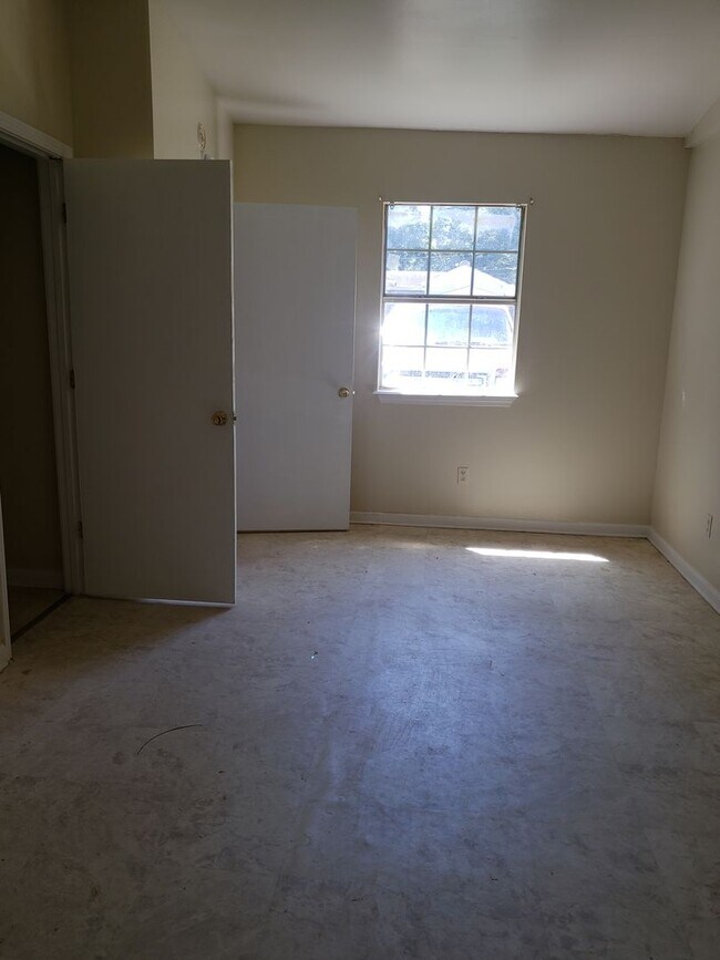 Building Photo - 4 or 5 Bedroom home, central air and heat