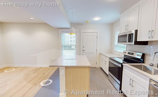 Building Photo - 208-210 Banks St Unit #2