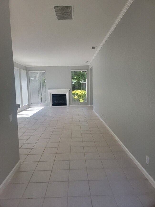 Building Photo - Beautiful single story home in gated Serrano