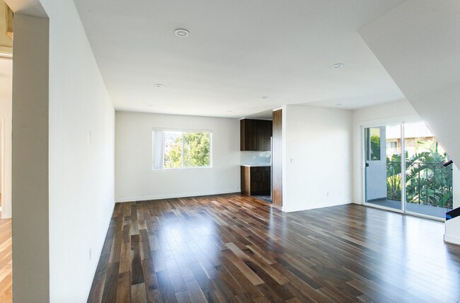 Building Photo - 625 N Flores St West Hollywood, CA 90048