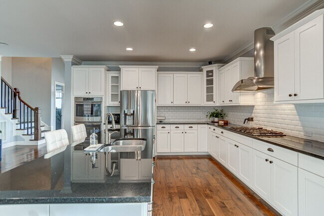 Foto del edificio - Stunning 4BD 4BA Custom Home in Gated Chap...