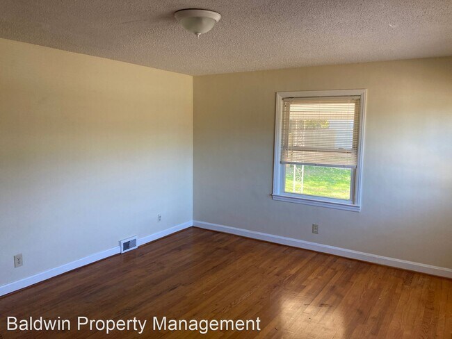 Building Photo - 3 br, 1.5 bath House - 4214 COUNTRY CLUB ROAD