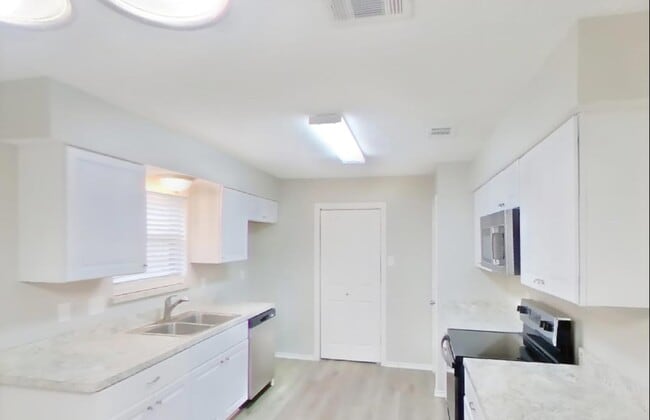 Foto del edificio - AVAILABLE NOW