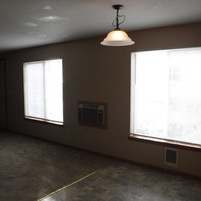 Building Photo - Ground Level 2 Bed/1 Bath in NW Redmond Fourplex