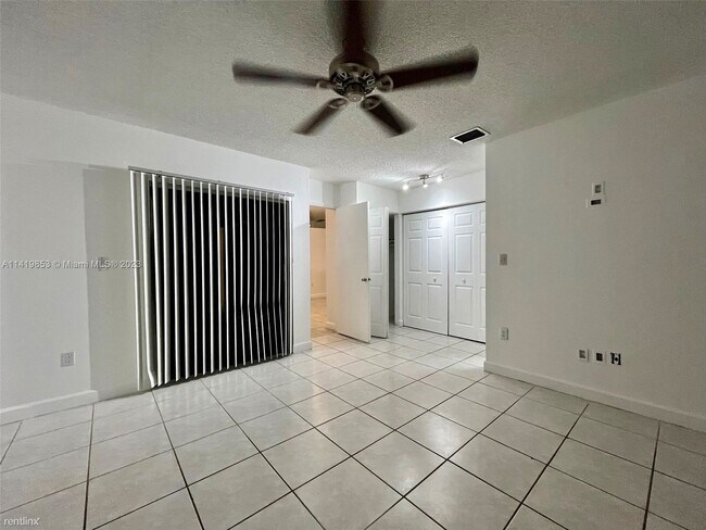 Building Photo - 3 br, 2 bath Townhome - 6637 NW 177th Ter