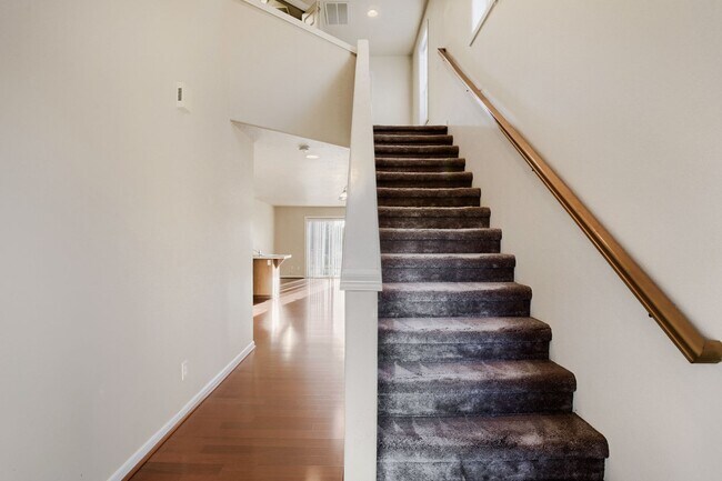 Foto del edificio - 3BR/2.5BA Bethany Townhome — Attached Garage, Fenced Yard & Gas Fireplace (NW Portland / Bethany)