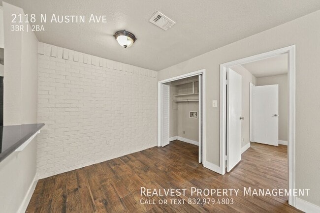 Building Photo - 2118 N Austin Ave