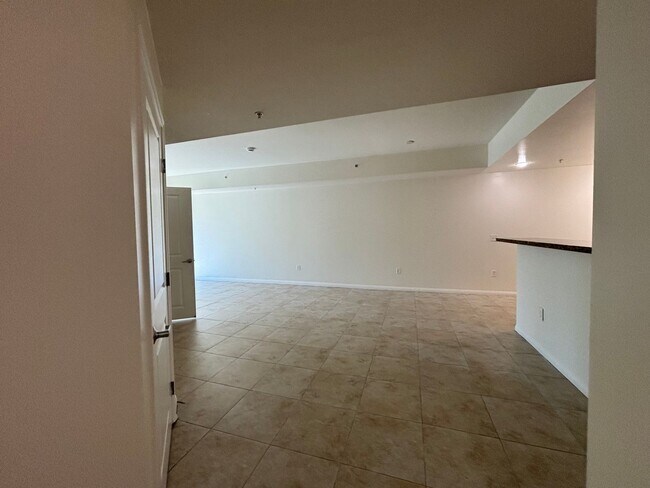 Foto del edificio - Modern 2 Bed Condo with Balcony Views in P...