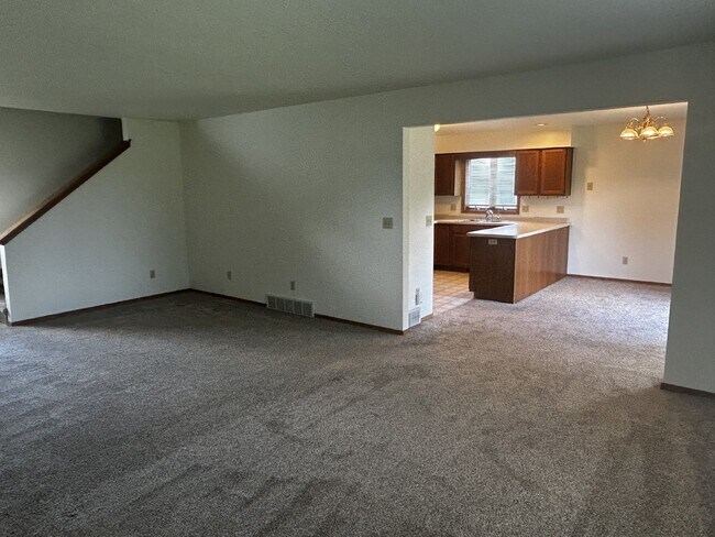 Building Photo - Spacious 3 Bedroom Duplex For Rent.