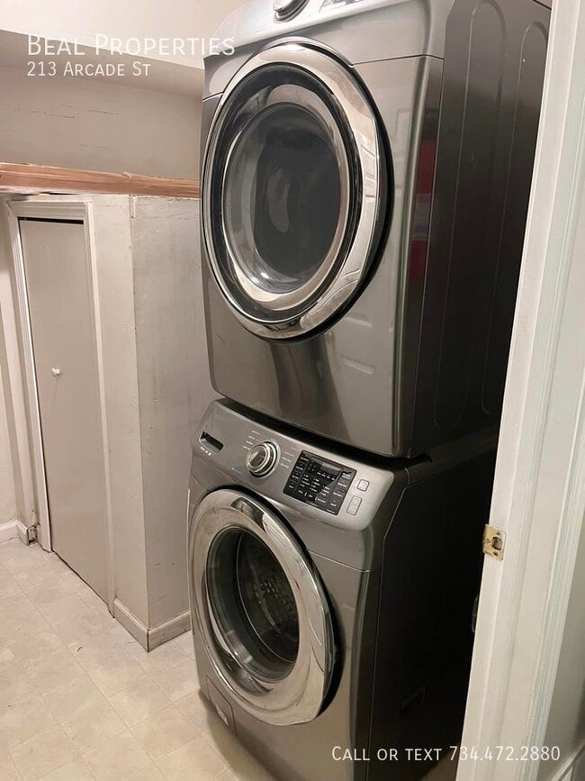 Building Photo - 213 Arcade St