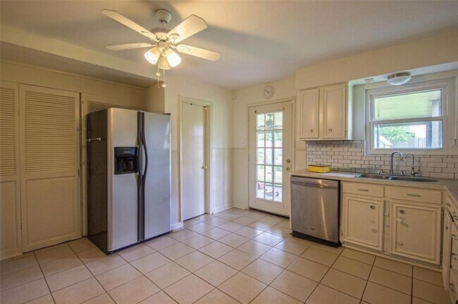 Foto del edificio - 8722 Kimwood Dr